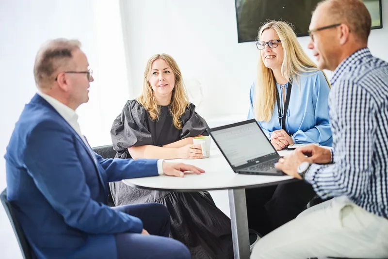 2 men-2 women in consultancy meeting